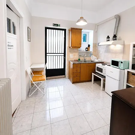 Traditional Ground-floor With Courtyard In *